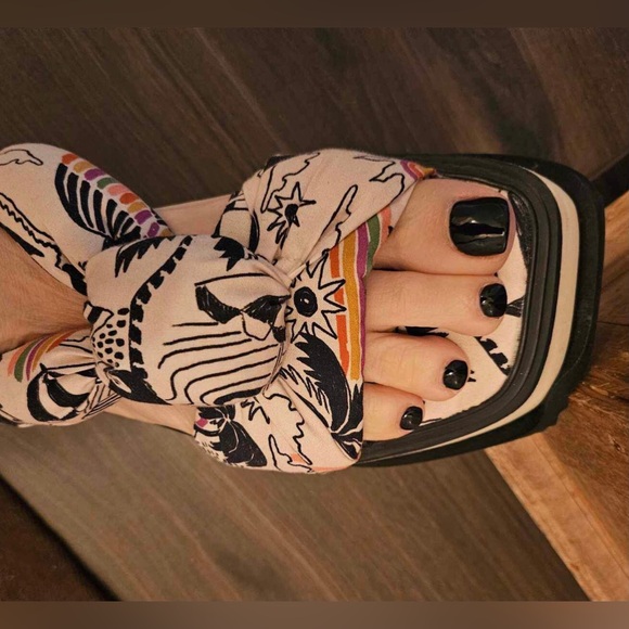 Super Fun and comfortable sandals, only wear them one time (small for me) - Picture 6 of 6